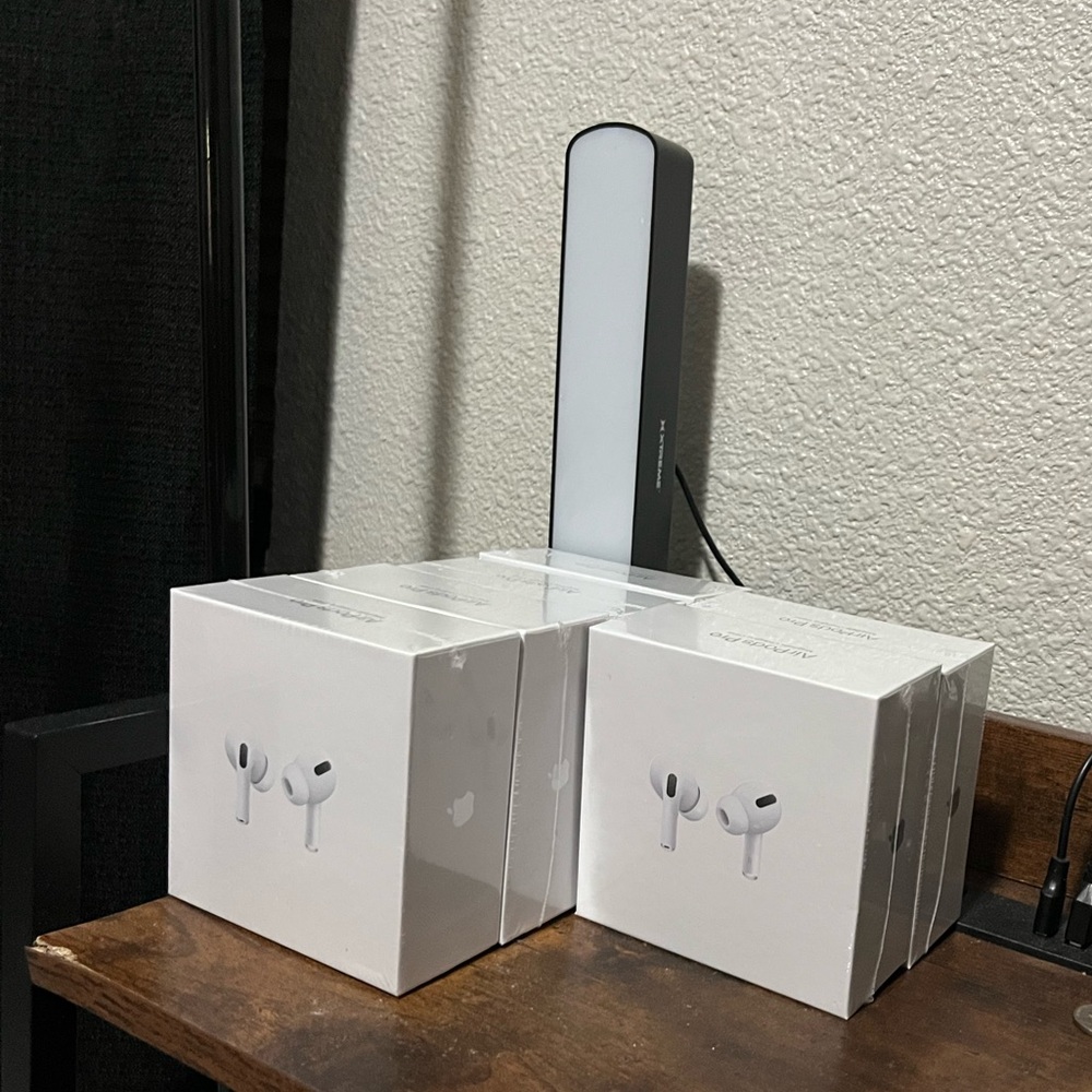 Apple AirPods 2 Pro with Charging Case - White
1:1 (Noise cancellation)